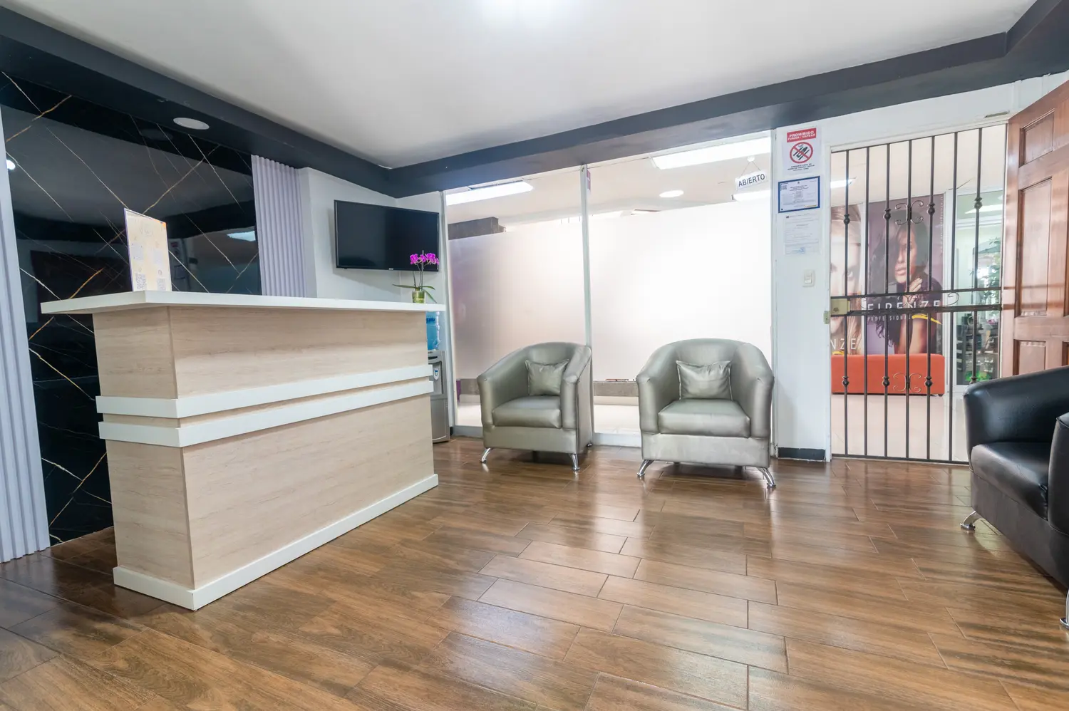 Recepción de Áurea Skin Clinic en Edificio Las Arcadas, San José